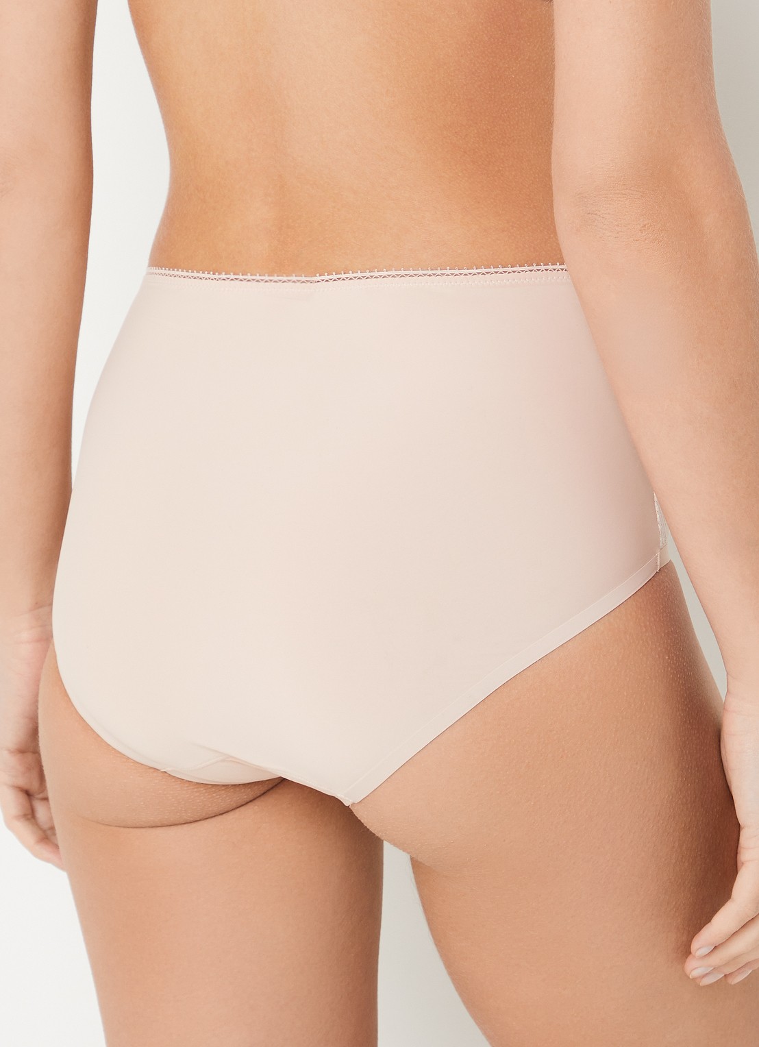 Chantelle Intrigue high waisted hipster met borduring - achterkant 3 lichtroze