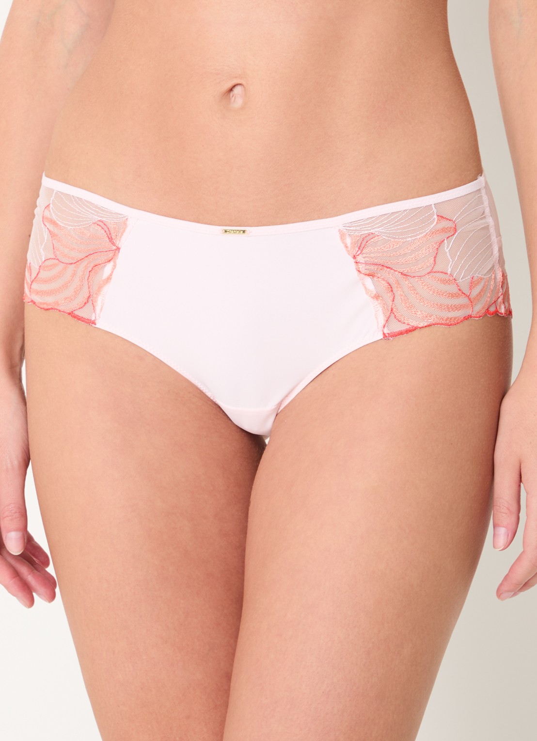 Chantelle Legend shorty van mesh met borduring - detail lichtroze