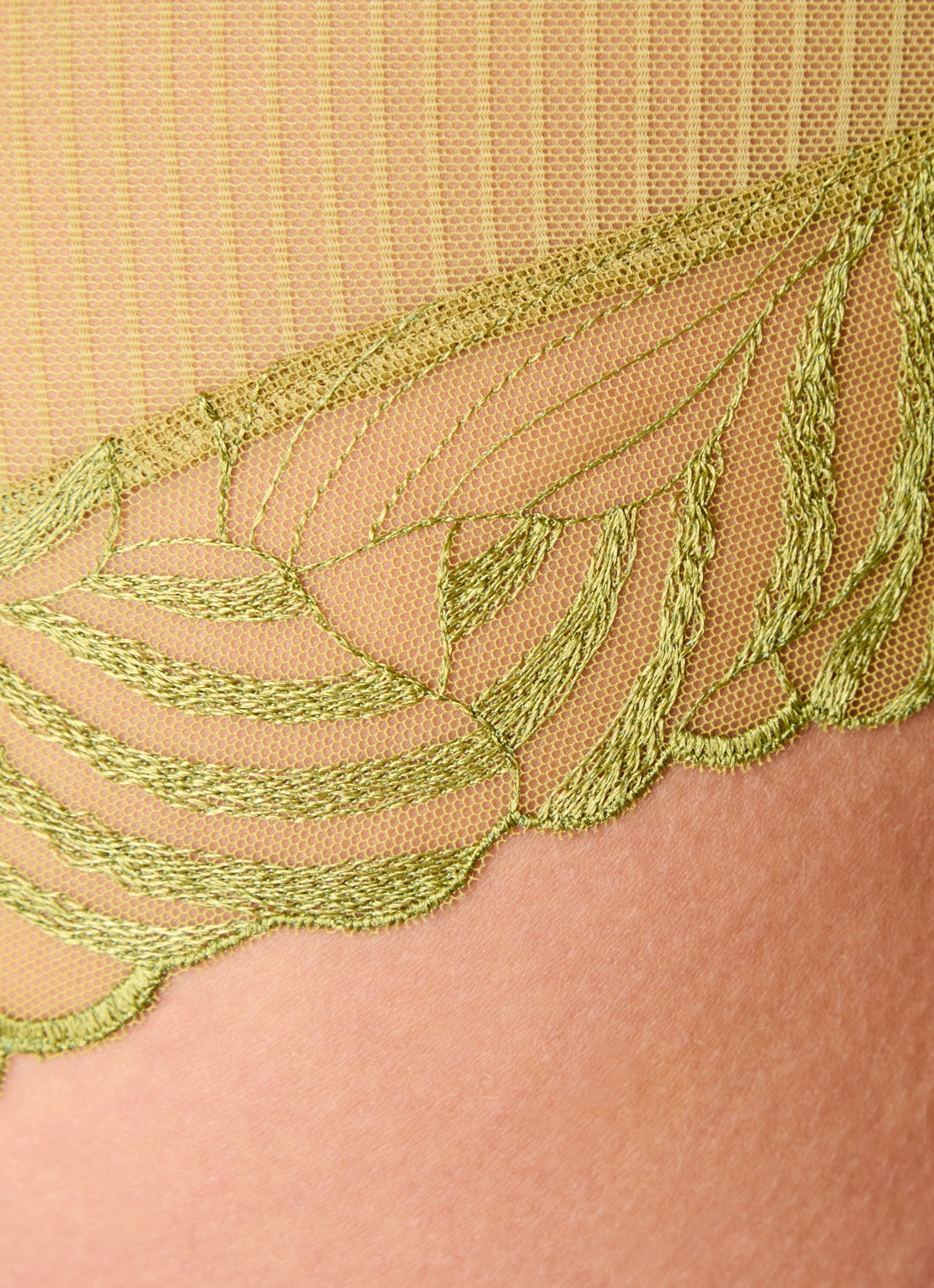 Chantelle Legend shorty van mesh met borduring - detail 2 groen