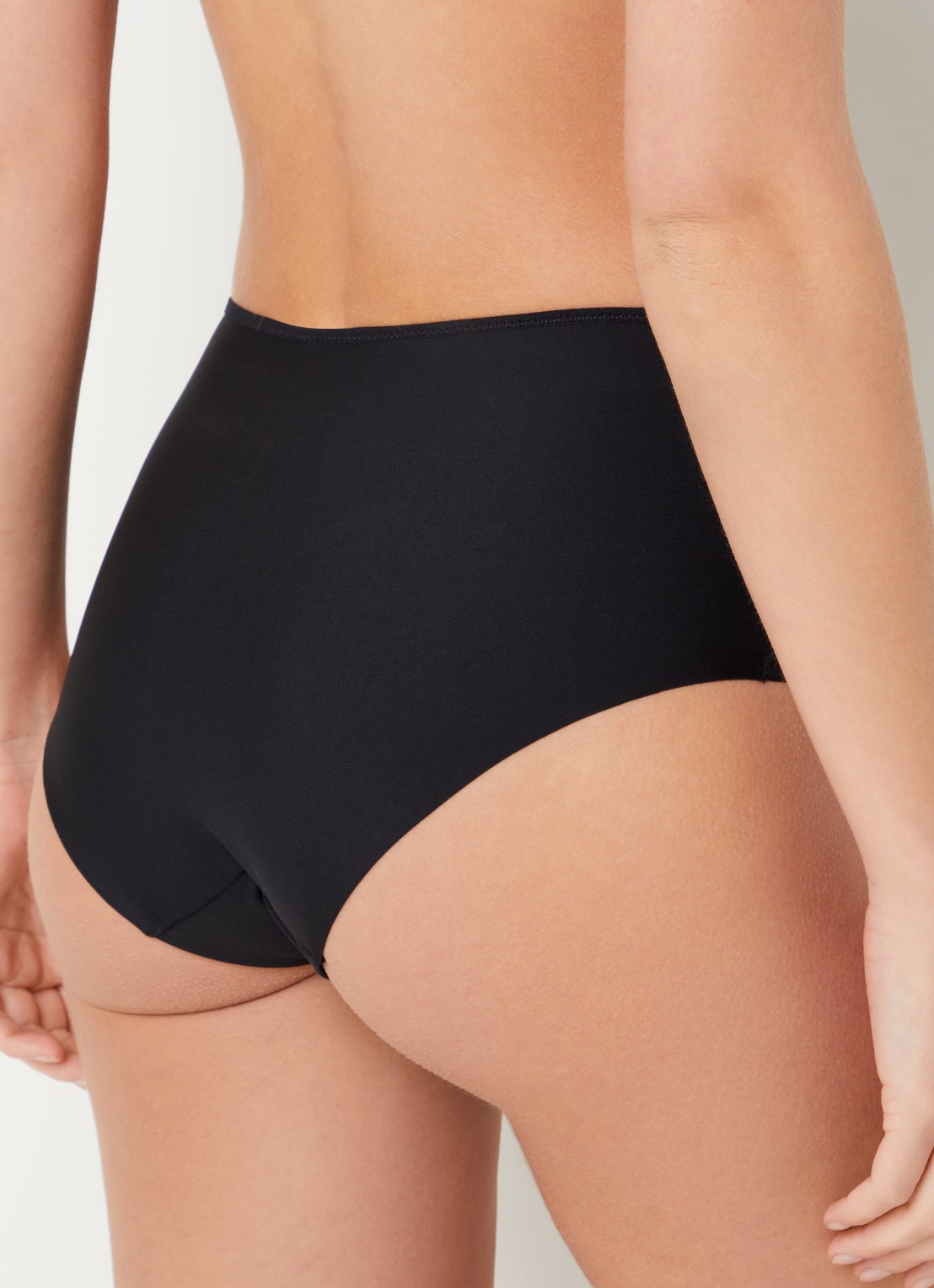 Chantelle Li high waisted shorty met mesh  - achterkant 3 zwart