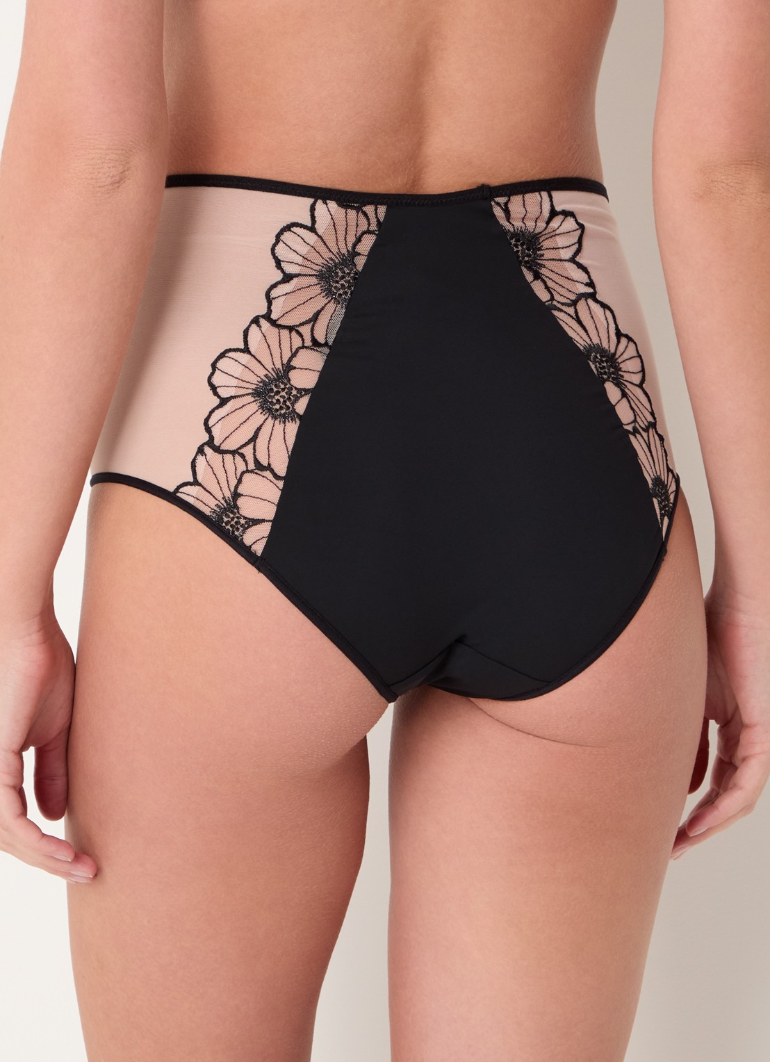Chantelle Lush high waist slip van mesh met bloemborduring - achterkant 5 creme