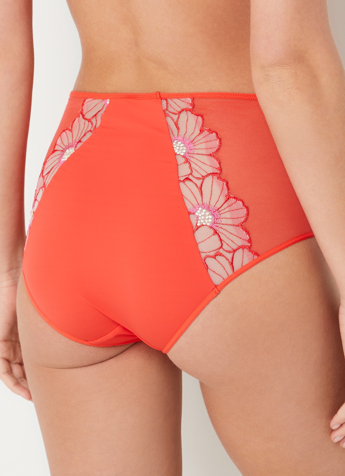 Chantelle Lush high waist slip van mesh met bloemborduring - achterkant koraalrood