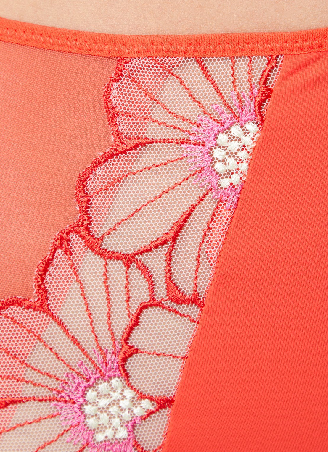 Chantelle Lush high waist slip van mesh met bloemborduring - detail 3 koraalrood