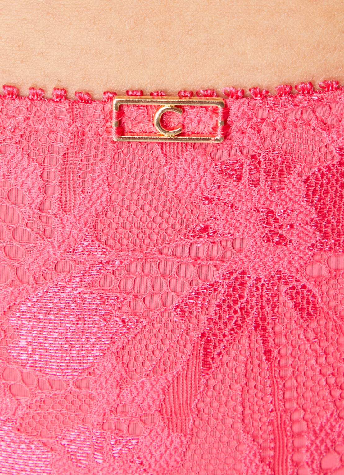 Chantelle Muse tanga van kant - detail 4 donkerroze