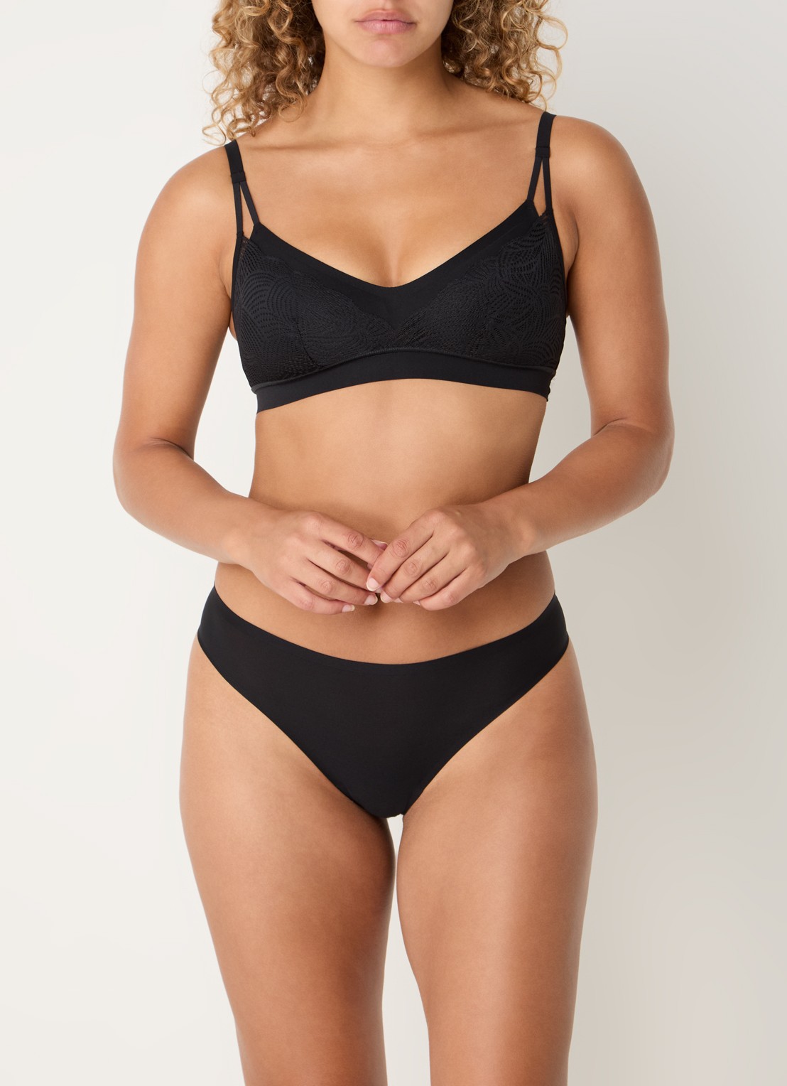 Chantelle Naadloze tanga met kant - voorkant 3 zwart