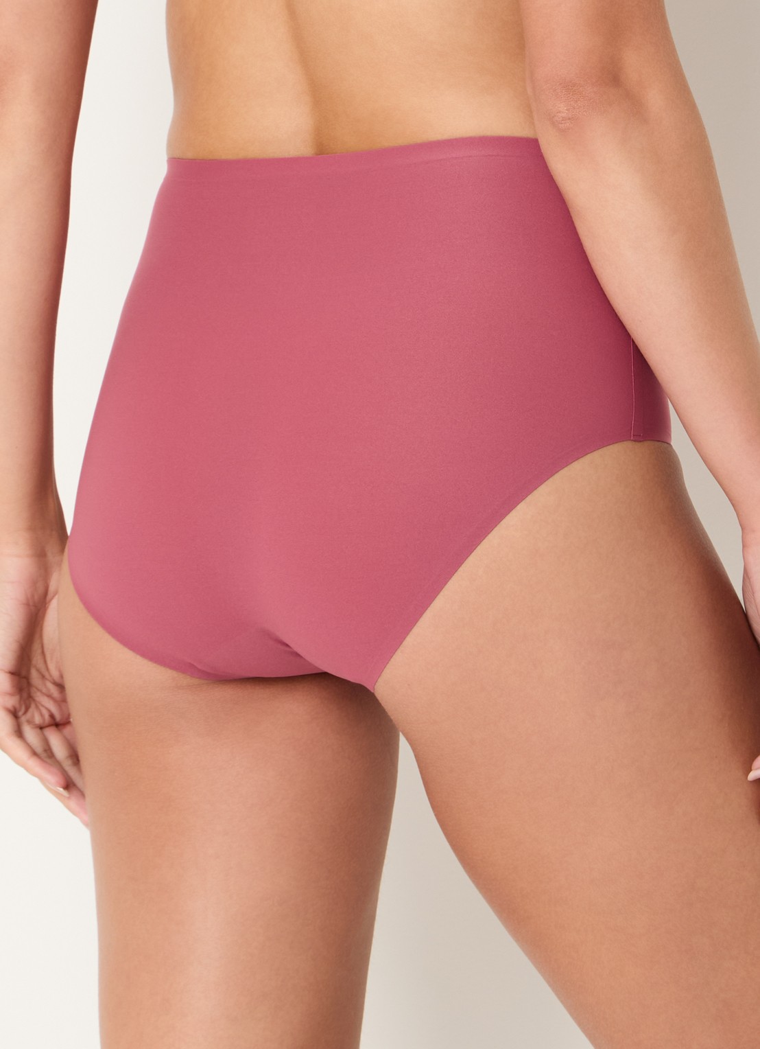 Chantelle One-size-fits-all high waisted naadloze slip - achterkant parelmoer