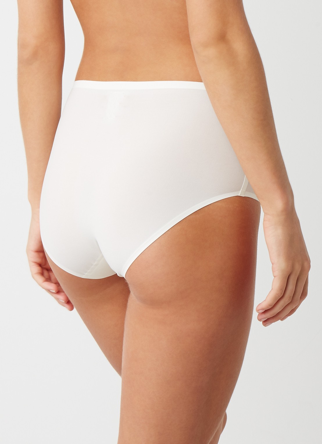 Chantelle One-size-fits-all high waisted naadloze slip - achterkant ivoor
