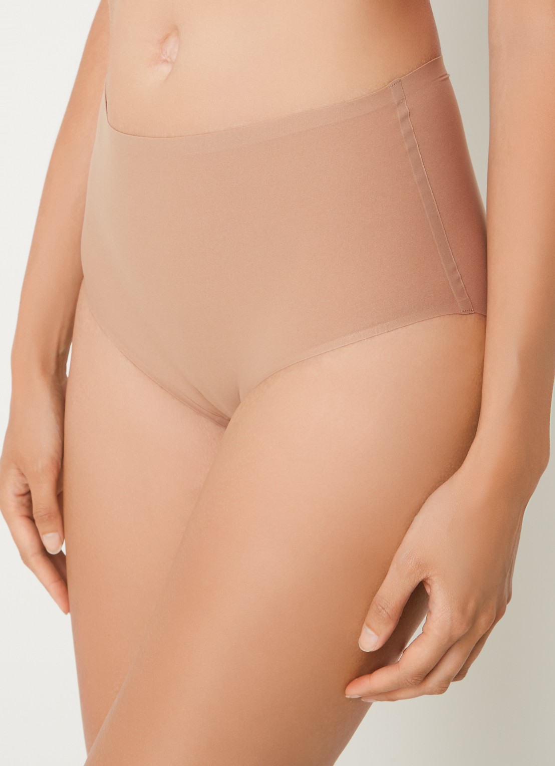 Chantelle One-size-fits-all high waisted naadloze slip - detail 3 zand