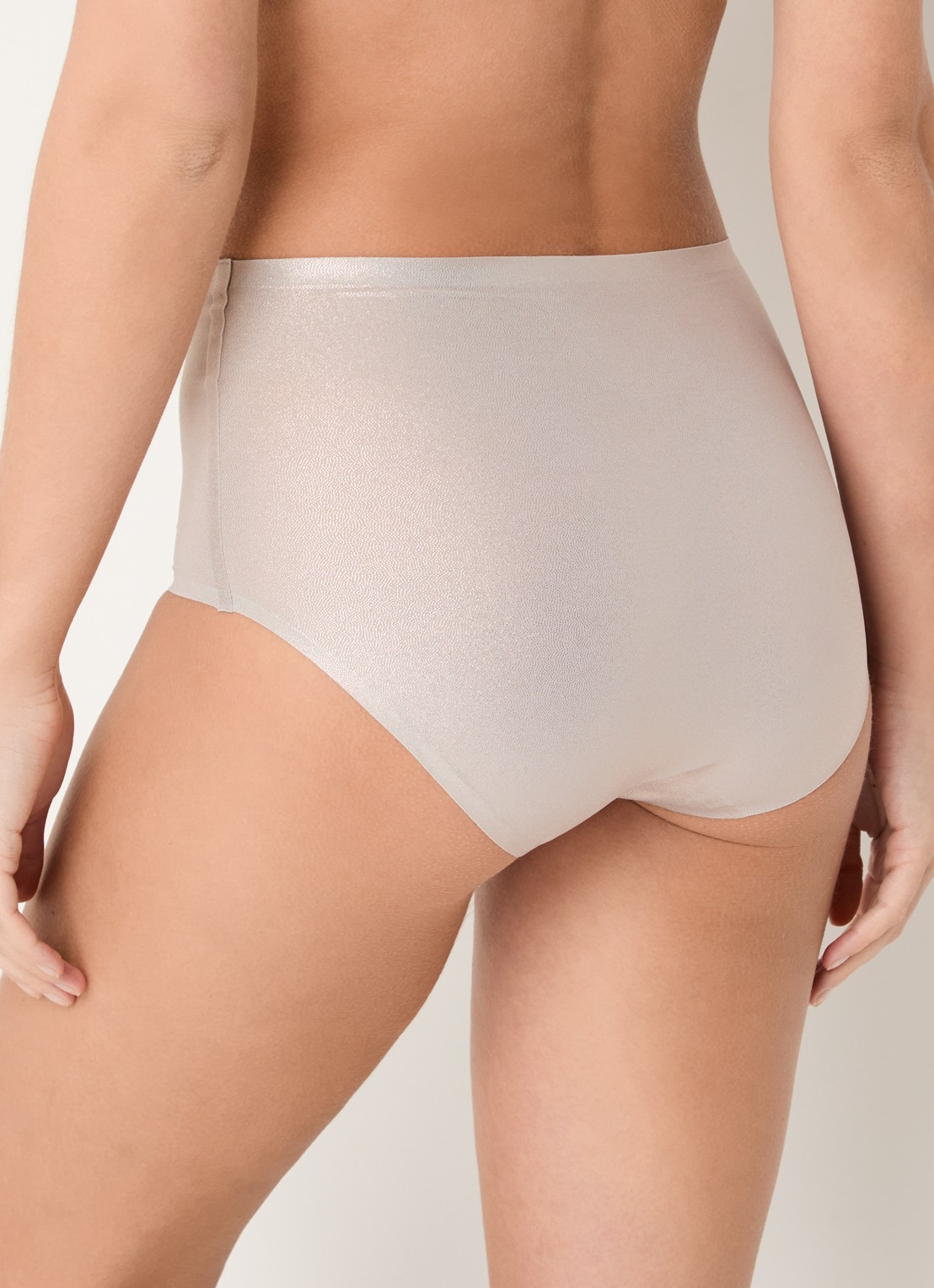 Chantelle One-size-fits-all naadloze high waisted slip met metallic finish - achterkant roségoud