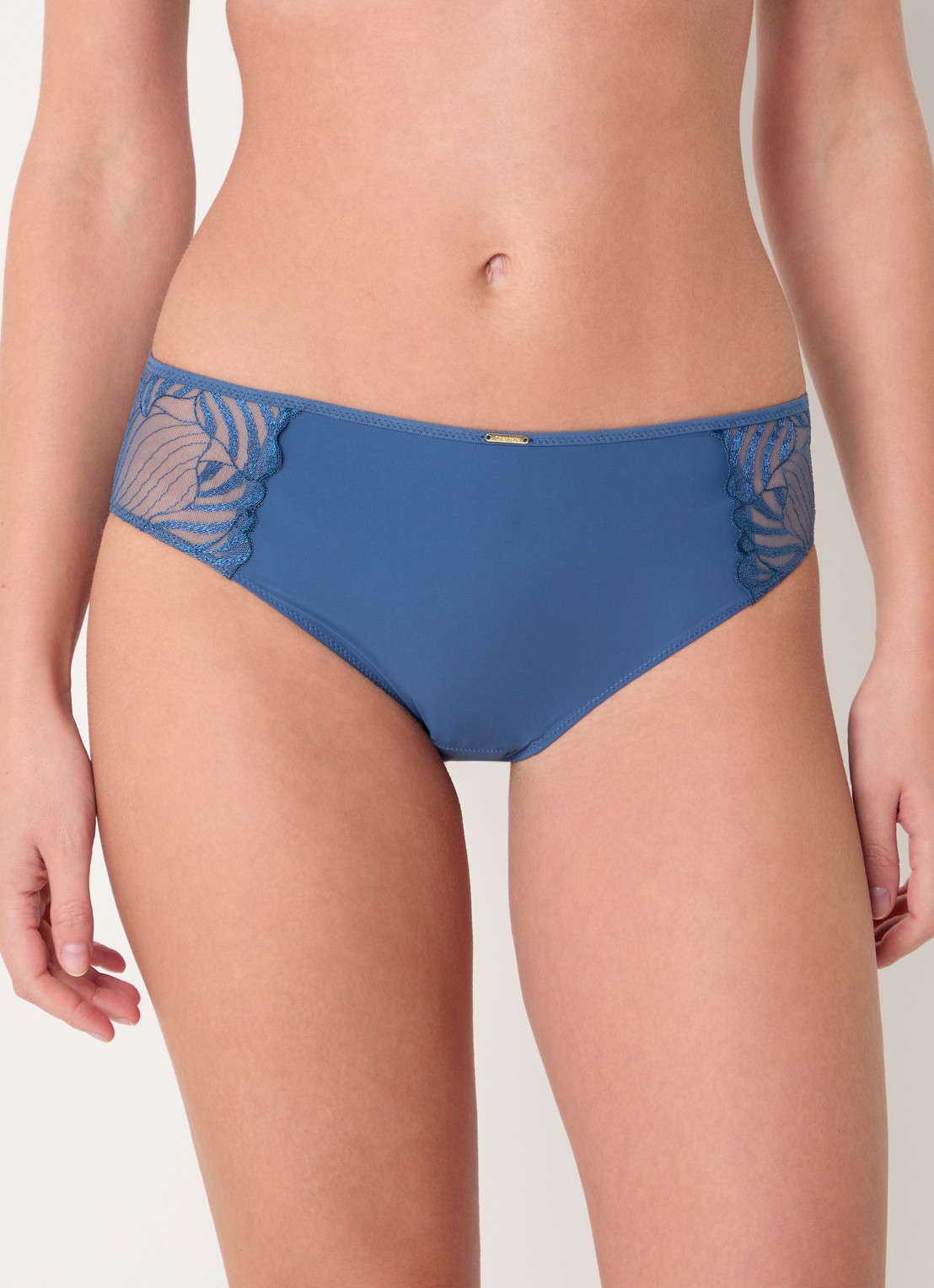 Chantelle Slip met borduring - detail donkerblauw
