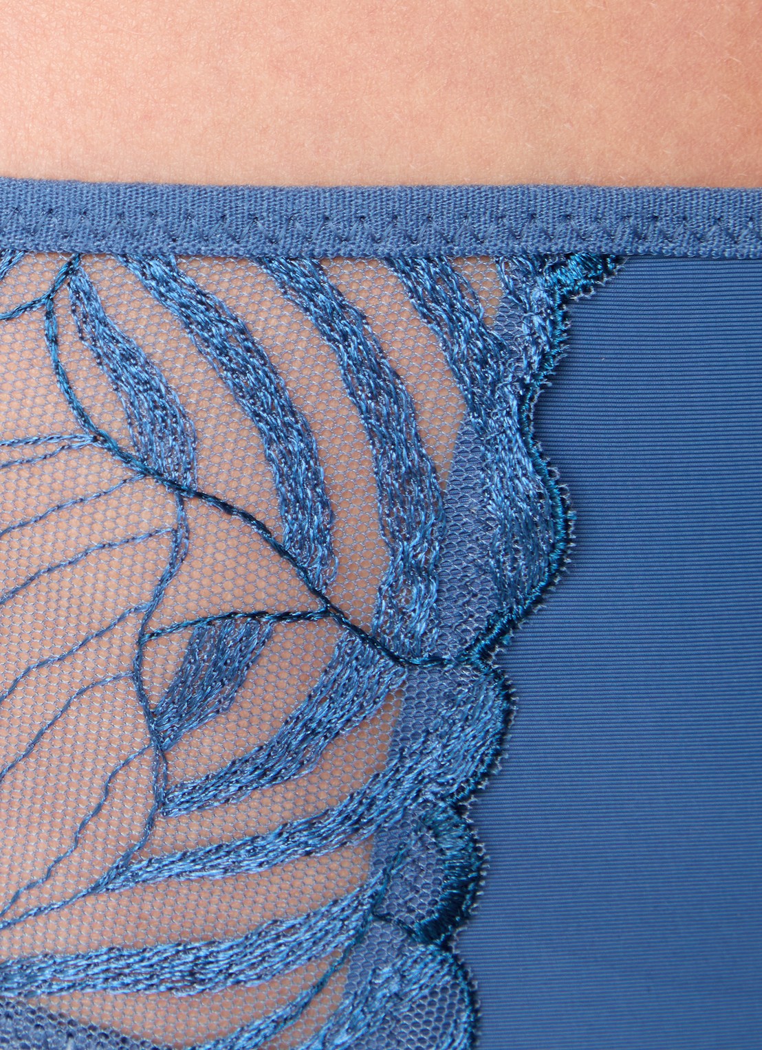 Chantelle Slip met borduring - detail 2 donkerblauw