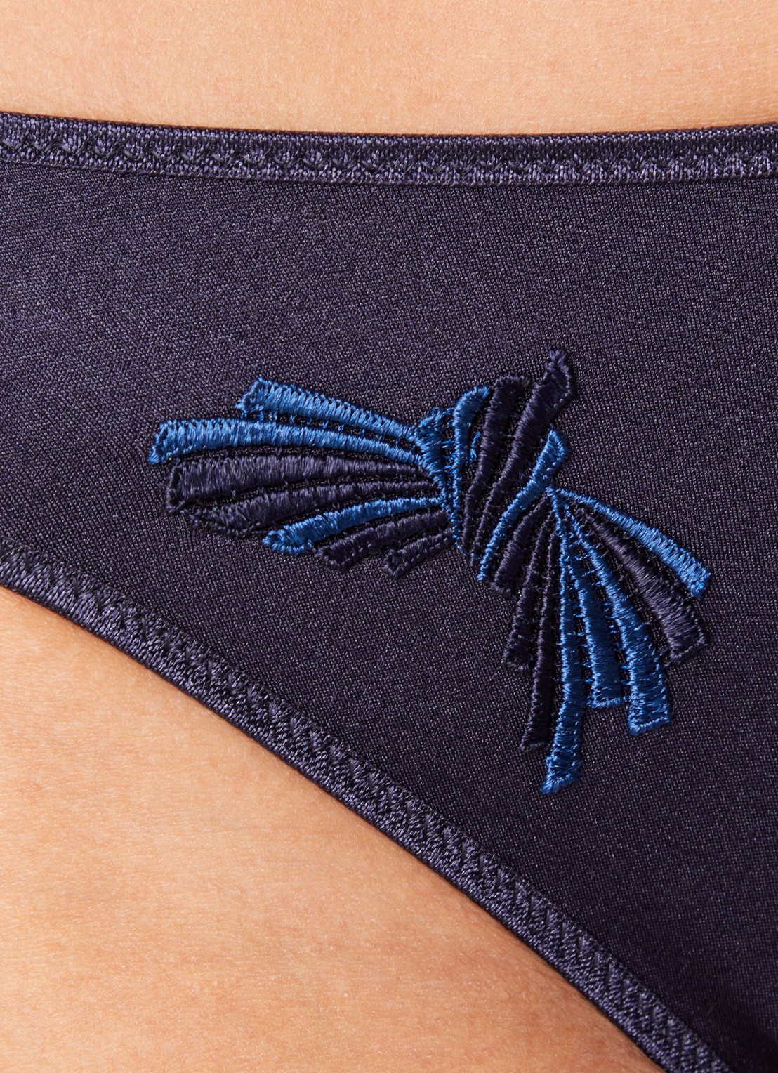 Chantelle Slip met borduring - detail 5 donkerblauw