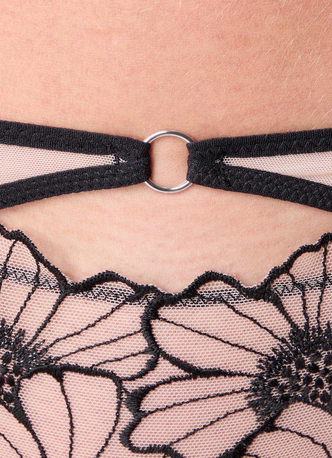 Chantelle Slip met mesh en borduring - detail 4 creme