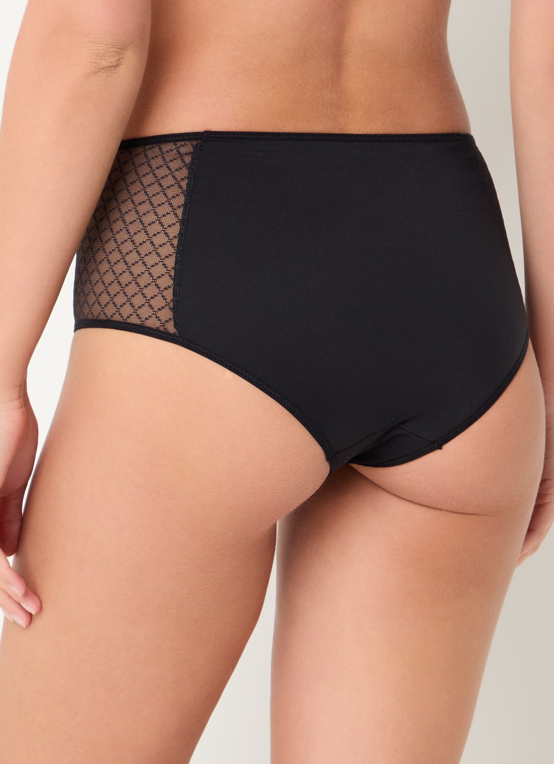 Chantelle Slip met opengewerkt dessin - achterkant zwart