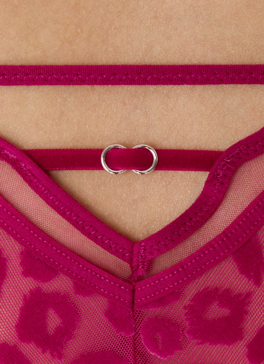 Chantelle Slip van mesh met flockprint - detail 2 fuchsia