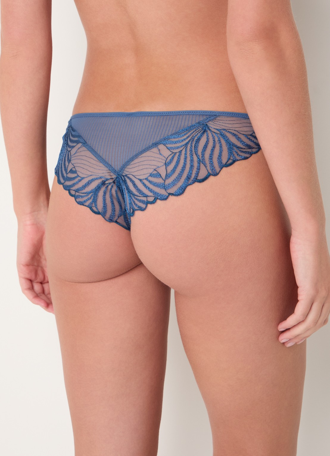 Chantelle Tanga van mesh - achterkant donkerblauw