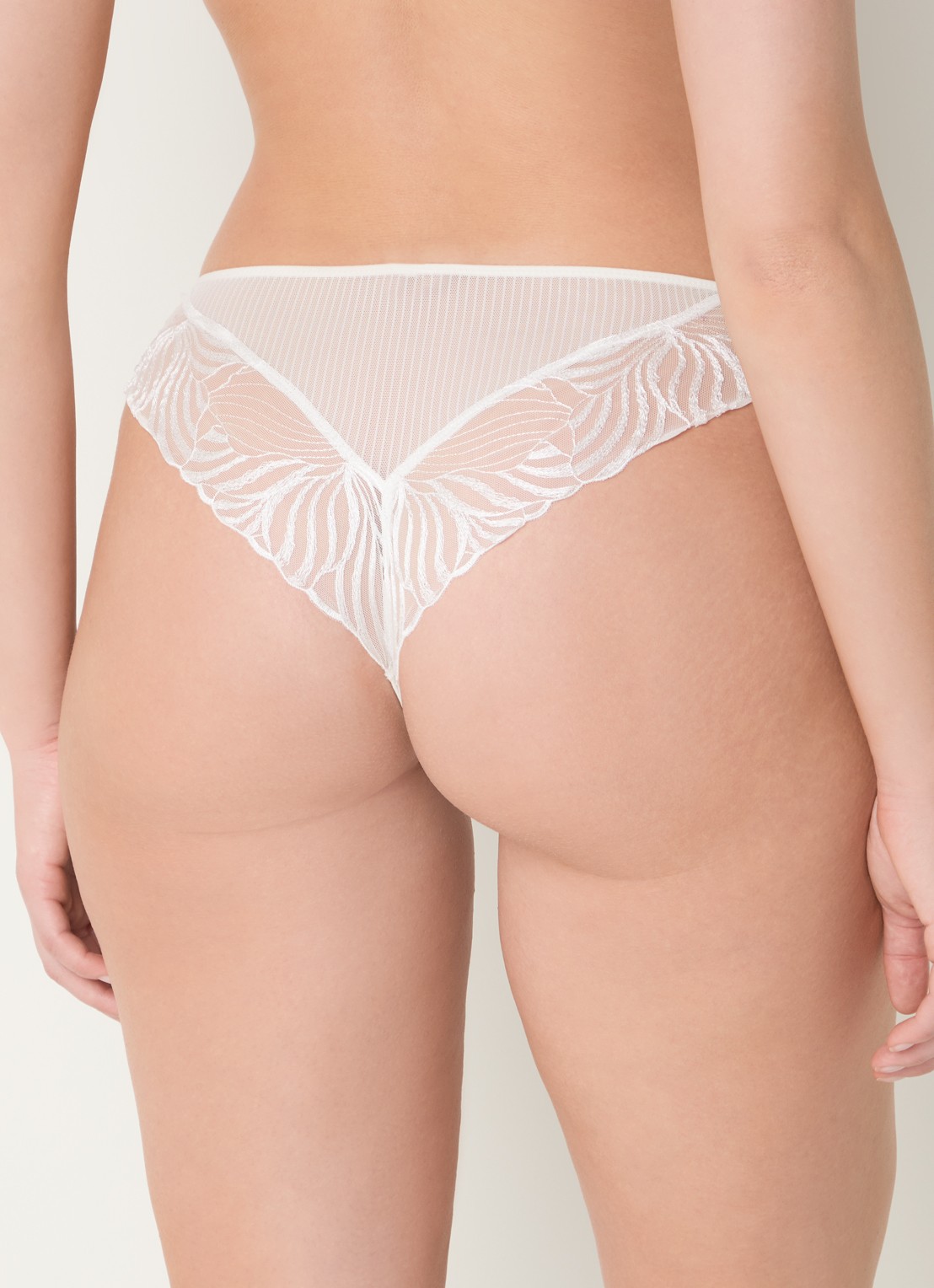 Chantelle Tanga van mesh - achterkant gebroken wit