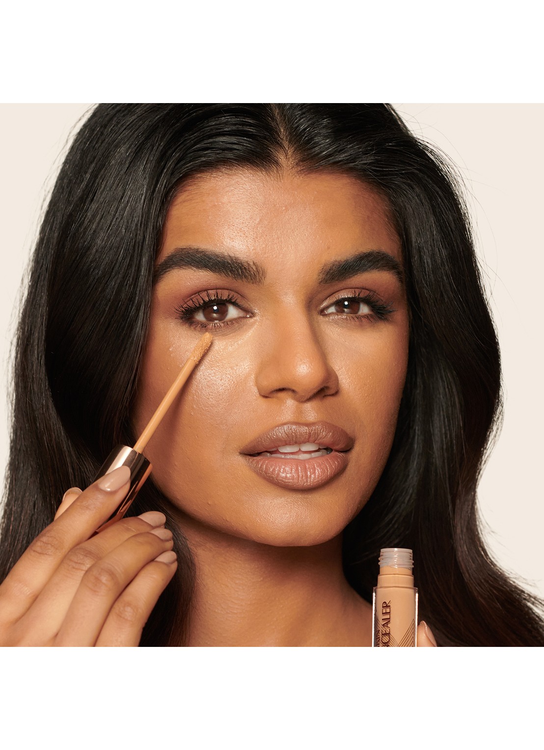 Charlotte Tilbury Beautiful Skin Radiant Concealer - vloeibare concealer - detail 5 11.75 deep