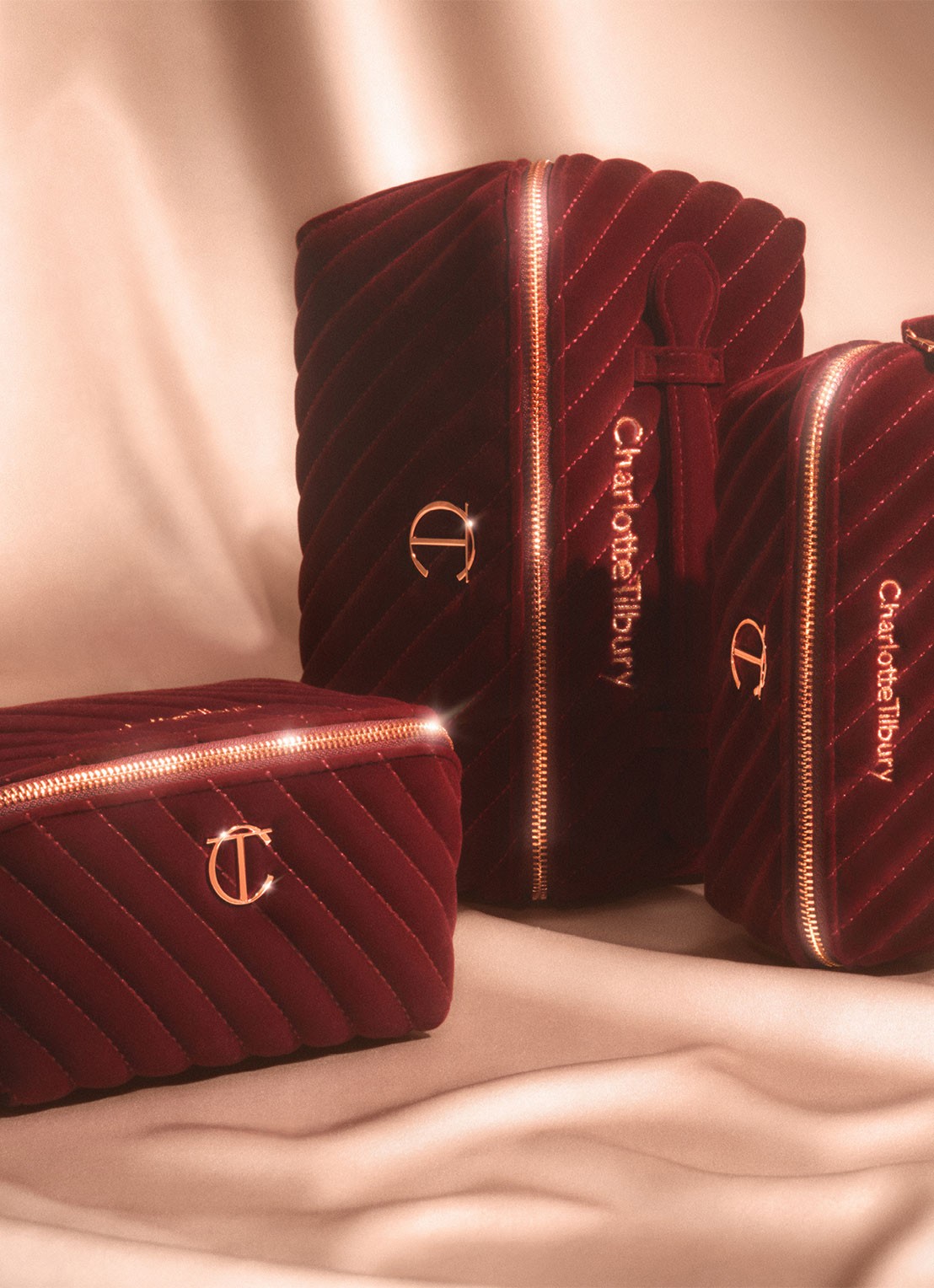 Charlotte Tilbury Makeup Bag Of Dreams - make-up tas - detail 7 bordeauxrood