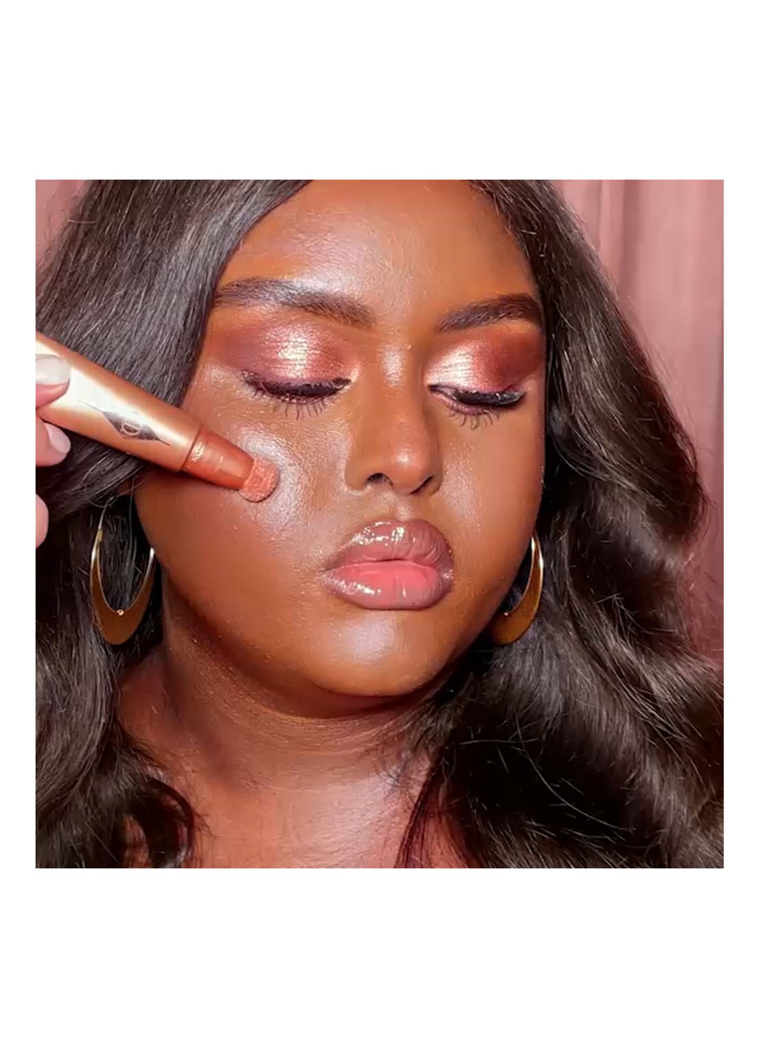 Charlotte Tilbury Pillow Talk Beauty Light Wand - Limited Edition vloeibare blush & highlighter - detail 3 medium/deep