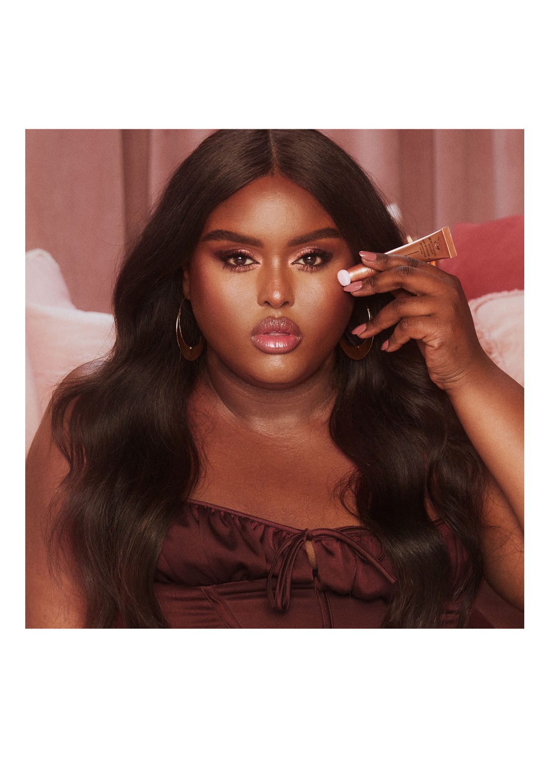 Charlotte Tilbury Pillow Talk Beauty Light Wand - Limited Edition vloeibare blush & highlighter - voorkant 5 medium/deep