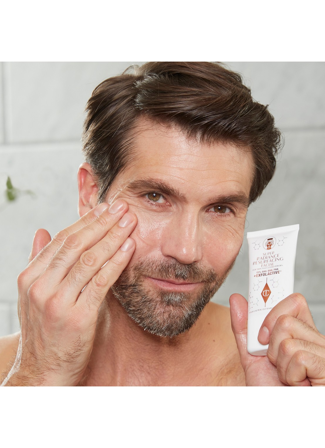 Charlotte Tilbury Super Radiance Resurfacing Facial - exfoliator - detail 2 undefined