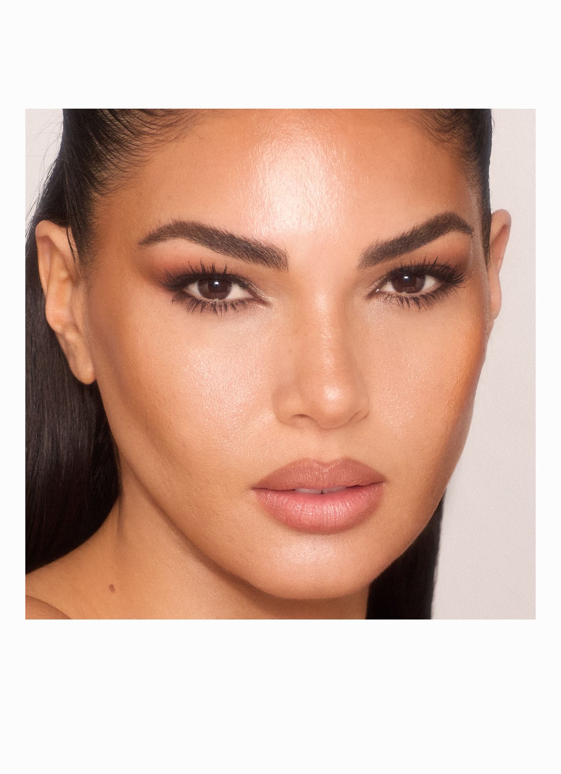 Charlotte Tilbury Unreal Skin Sheer Glow Tint - hydraterende foundation stick - detail 2 7.5 medium