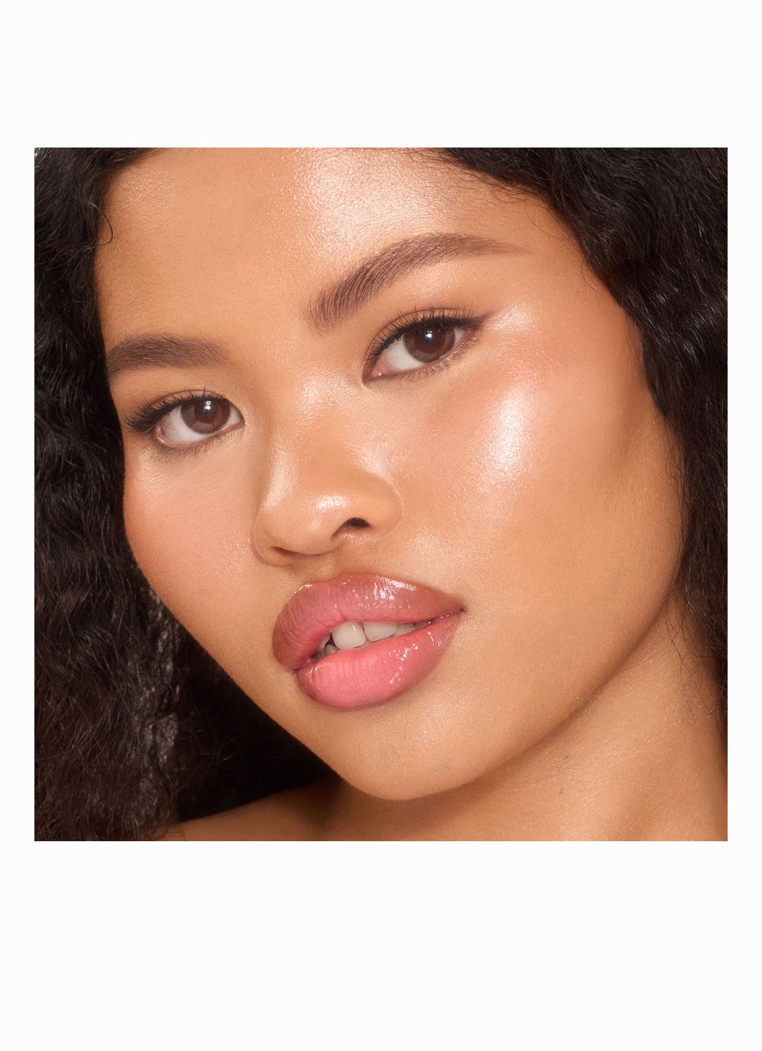 Charlotte Tilbury Unreal Skin Sheer Glow Tint - hydraterende foundation stick - detail 2 8 medium