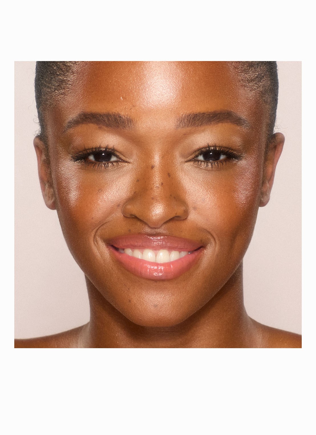Charlotte Tilbury Unreal Skin Sheer Glow Tint - hydraterende foundation stick - detail 2 12.5 tan