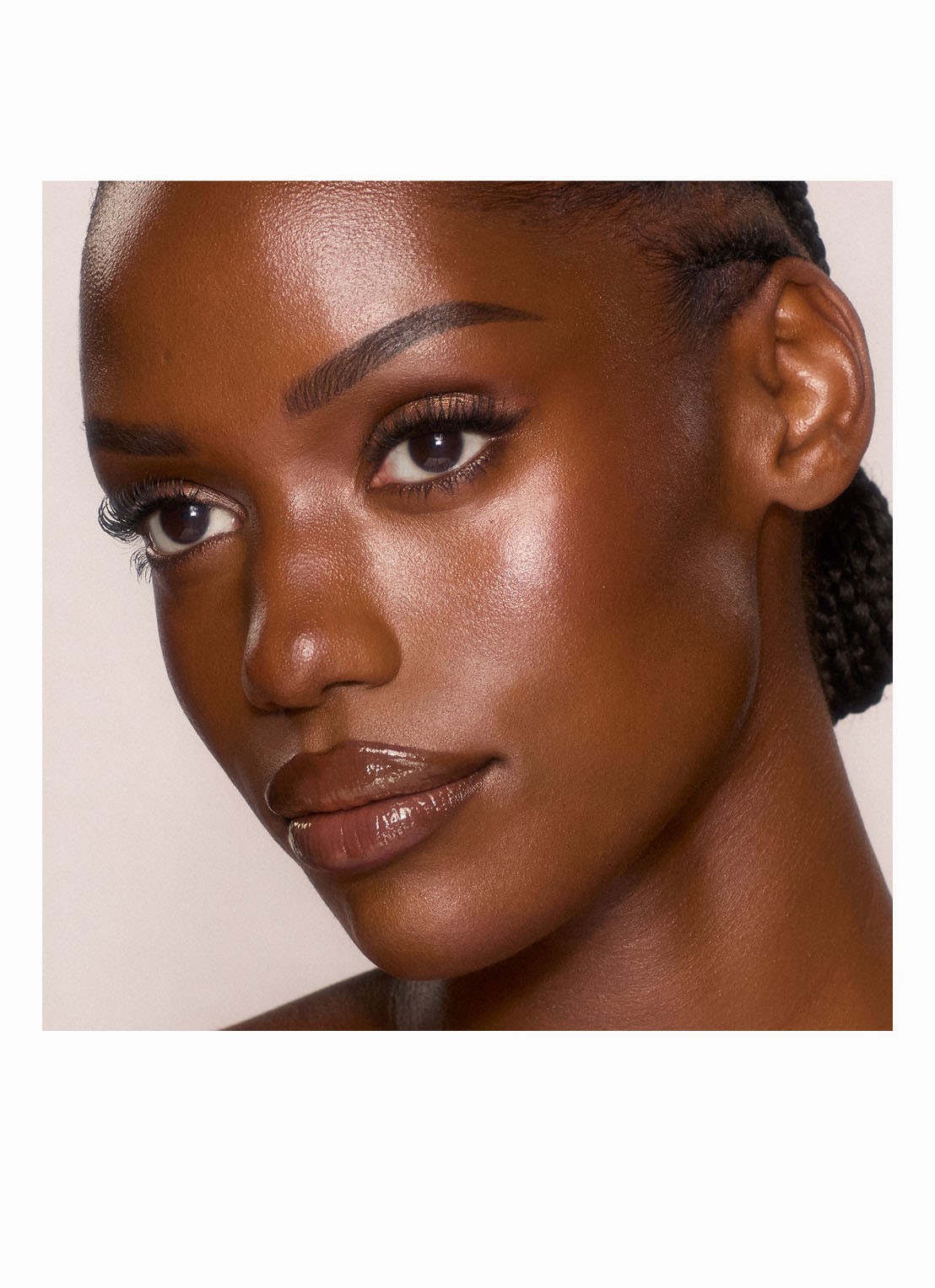 Charlotte Tilbury Unreal Skin Sheer Glow Tint - hydraterende foundation stick - detail 2 14 deep