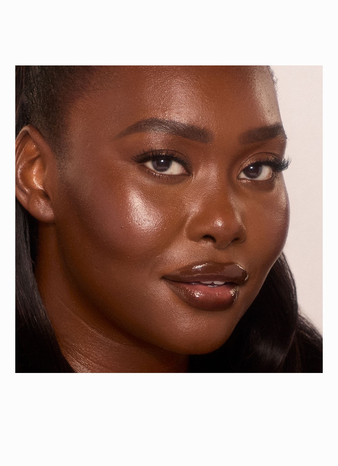 Charlotte Tilbury Unreal Skin Sheer Glow Tint - hydraterende foundation stick - detail 4 15 deep