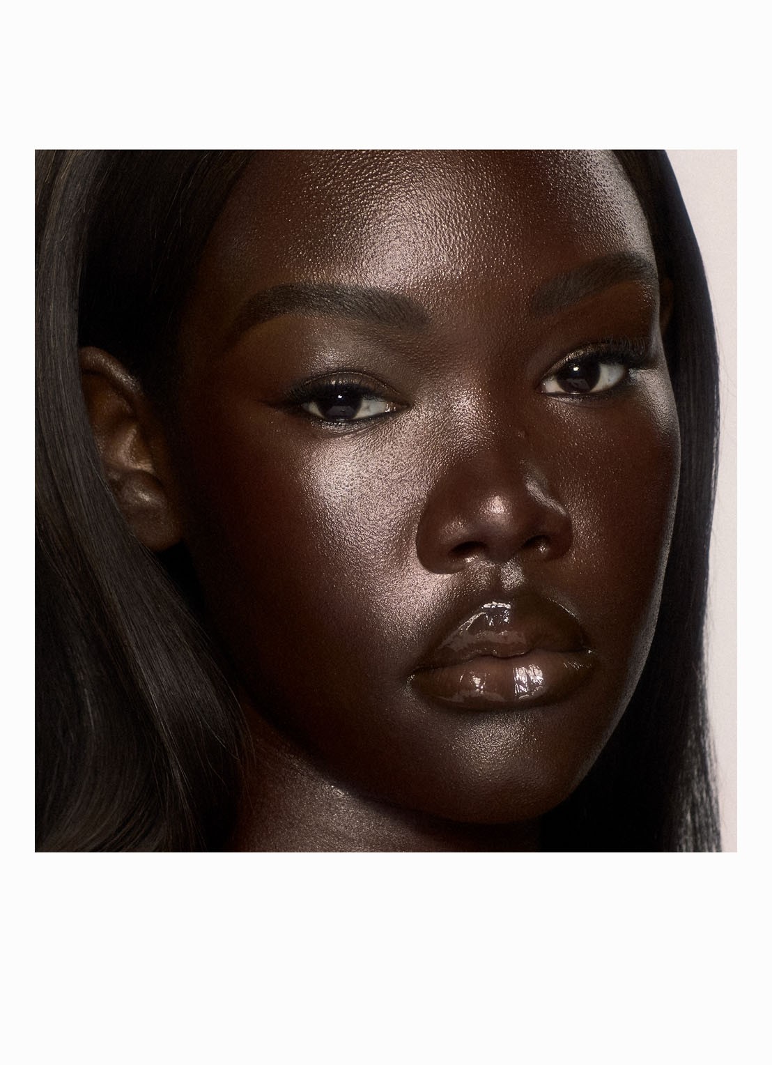 Charlotte Tilbury Unreal Skin Sheer Glow Tint - hydraterende foundation stick - detail 4 17 deep