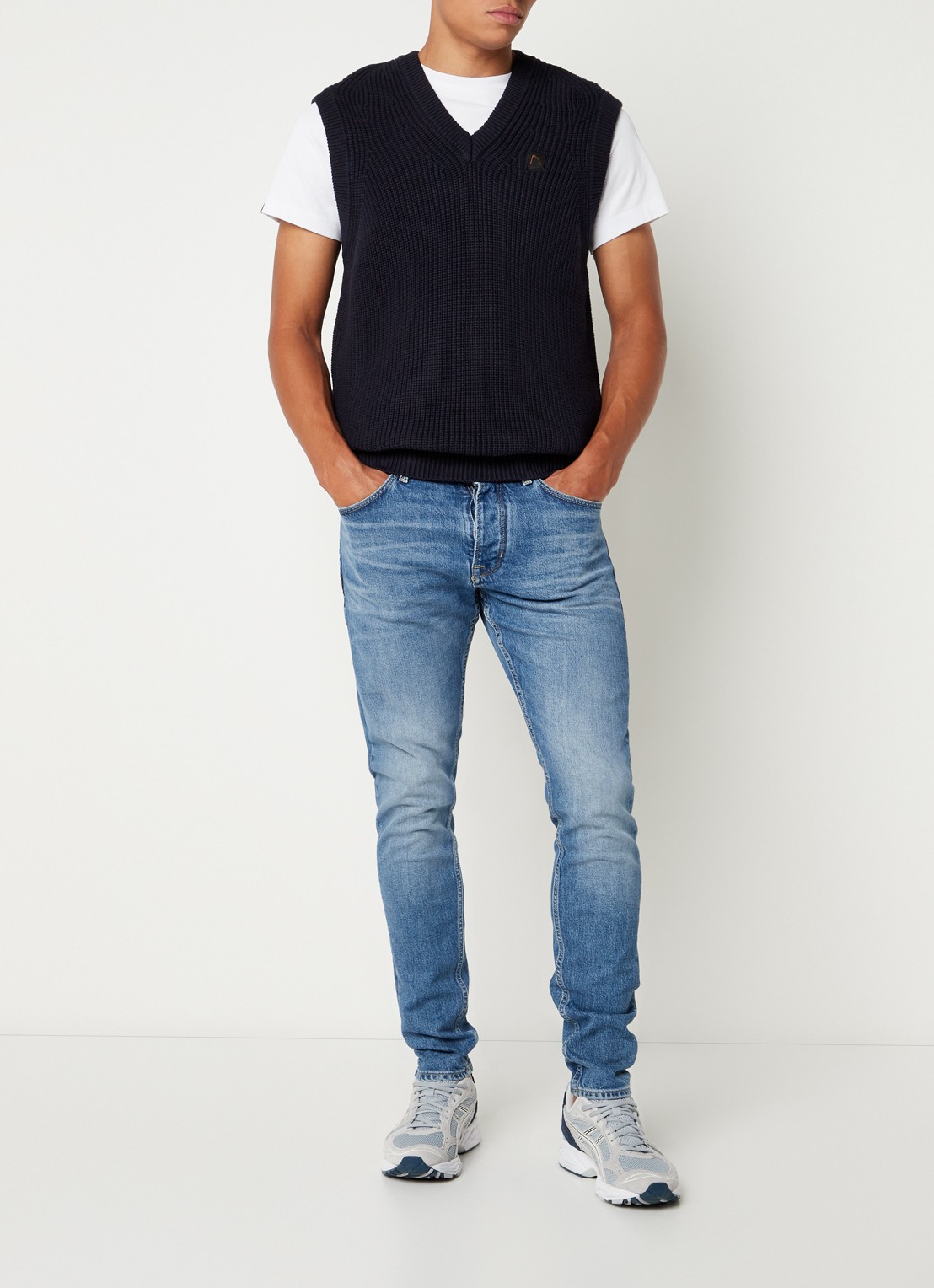 CHASIN' Space fijngebreide spencer met V-hals - voorkant 3 blauw