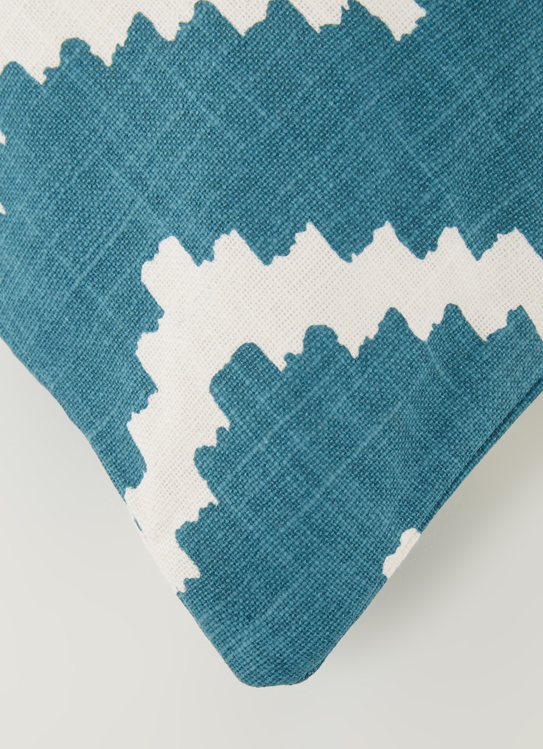 Chhatwal & Jonsson Ikat Seema waterafstotend sierkussen 40 x 60 cm - detail 3 blauw