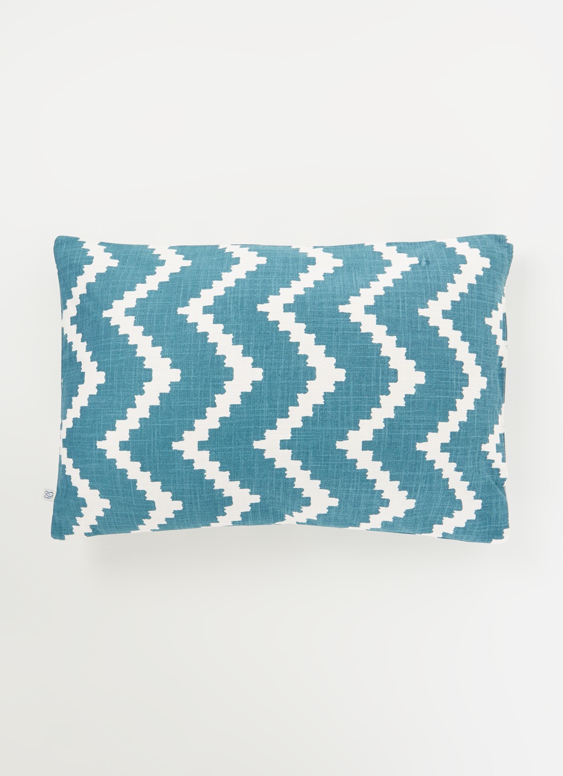 Chhatwal & Jonsson Ikat Seema waterafstotend sierkussen 40 x 60 cm - voorkant 2 blauw
