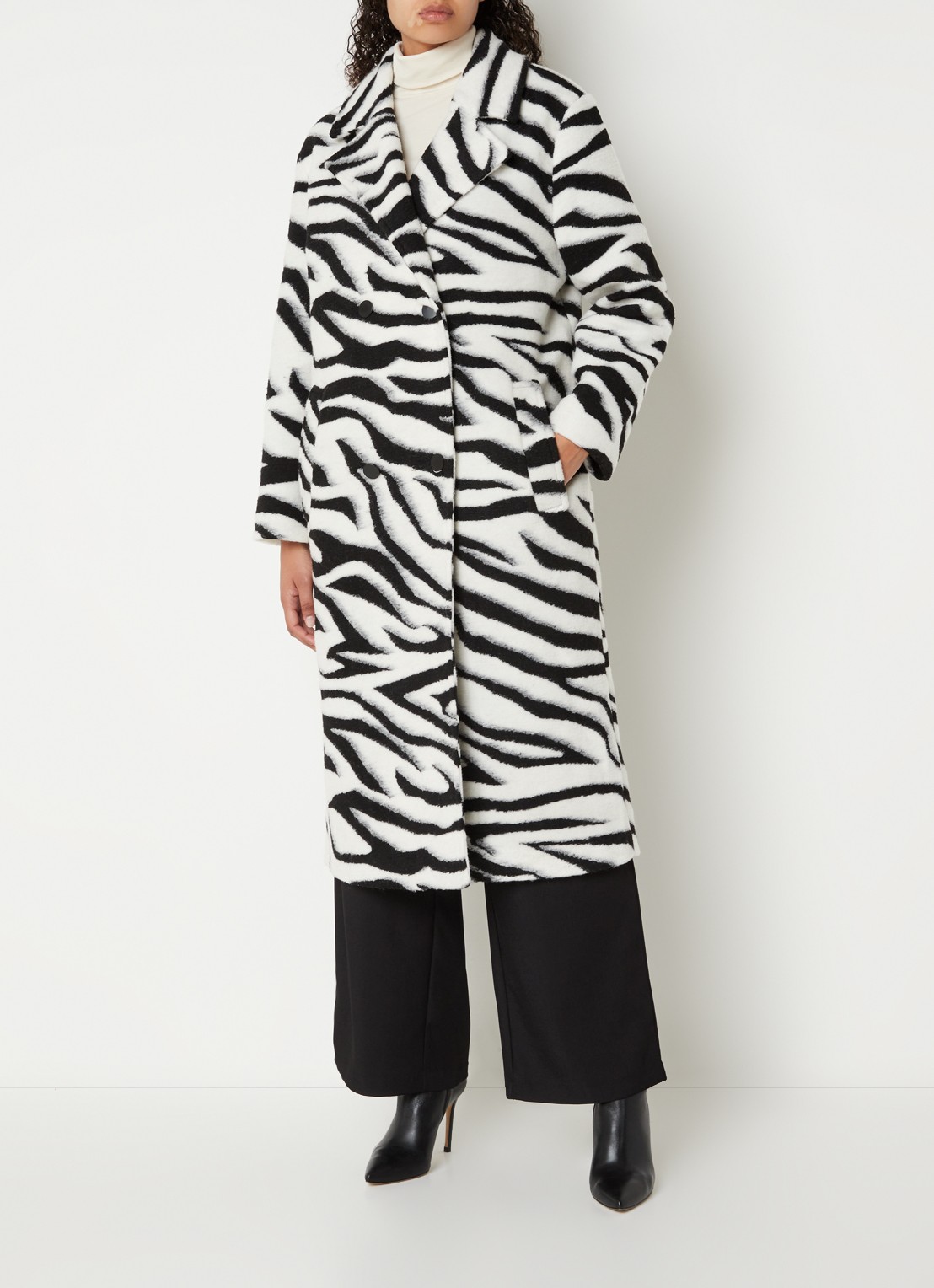 Chi Chi London Double-breasted mantel in wolblend met zebraprint - detail zwart