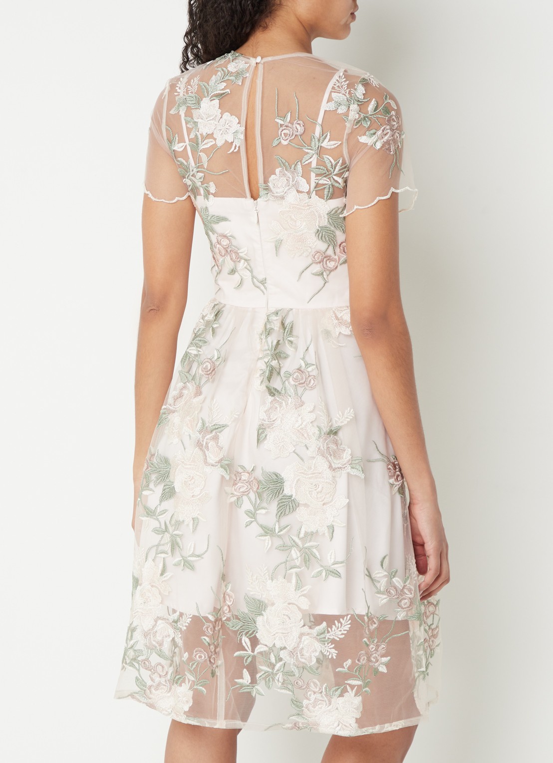 Chi Chi London Floral Embroidered midi jurk van satijn met kant - achterkant creme
