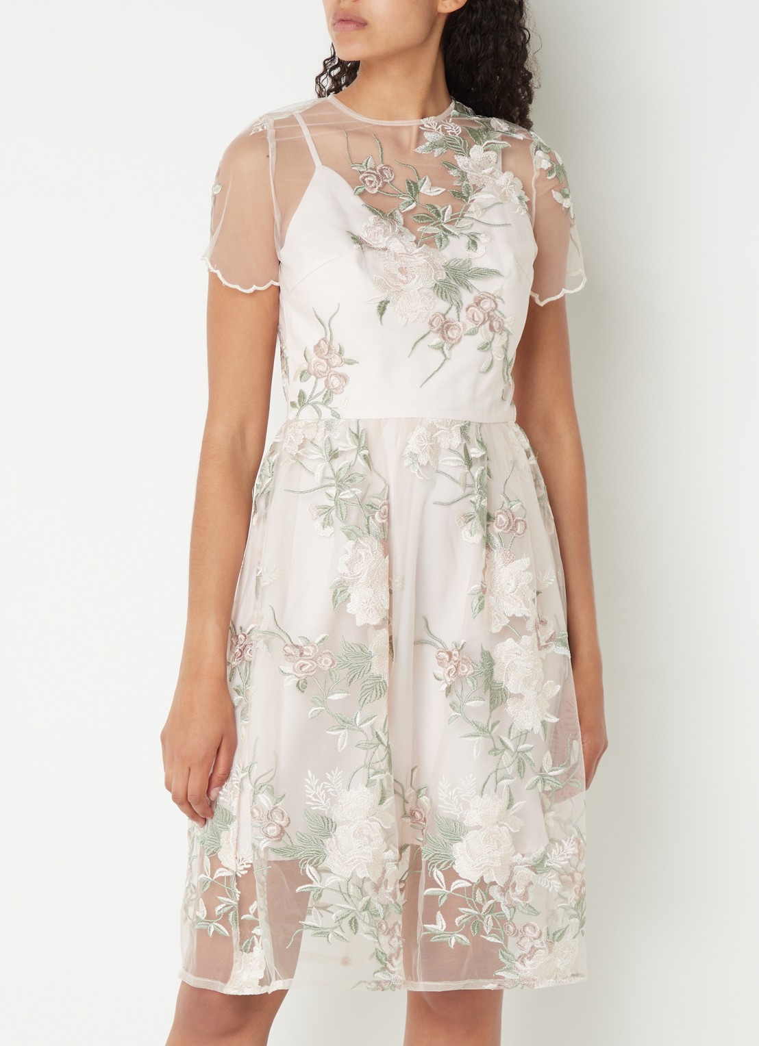 Chi Chi London Floral Embroidered midi jurk van satijn met kant - detail 4 creme