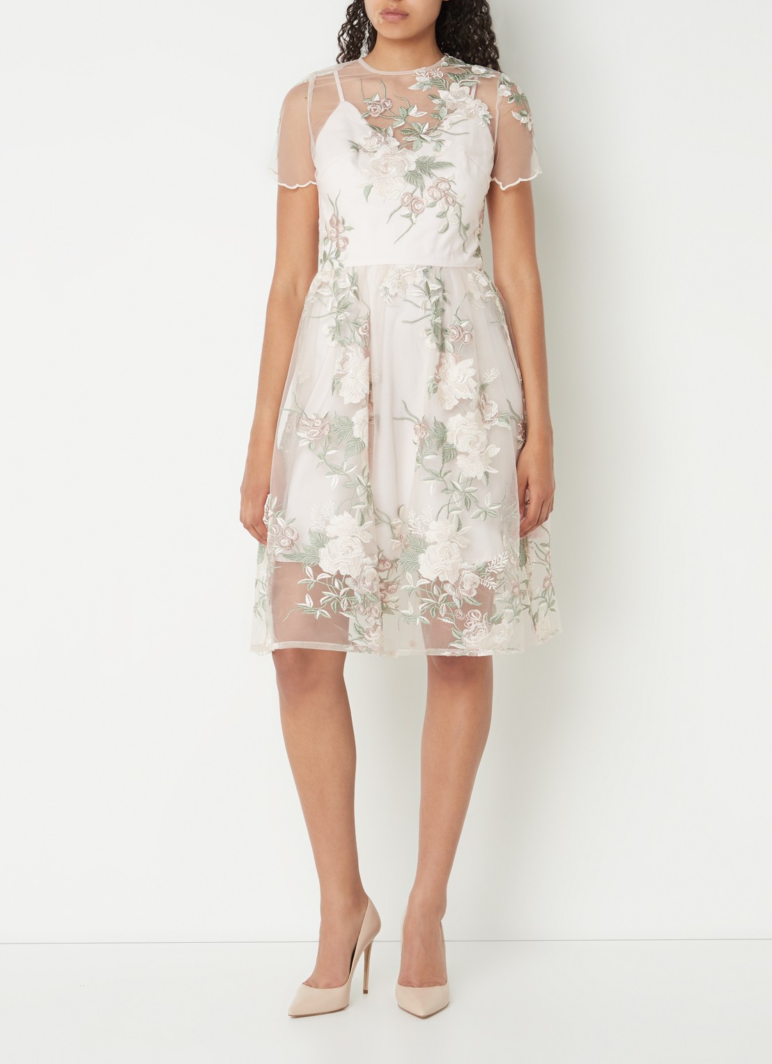 Chi Chi London Floral Embroidered midi jurk van satijn met kant - voorkant 3 creme