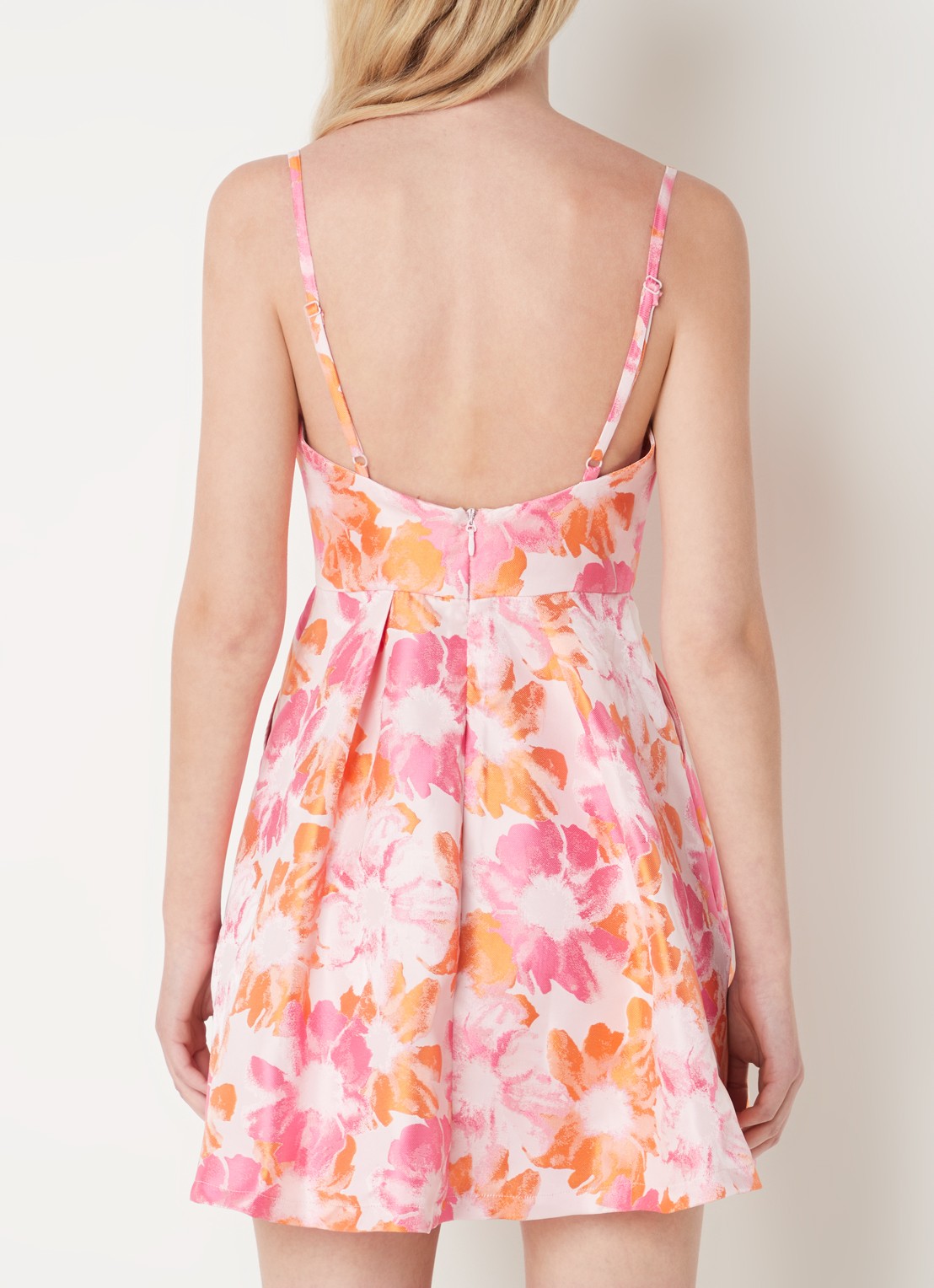 Chi Chi London Floral mini jurk met bloemenprint en steekzakken - achterkant 3 roze