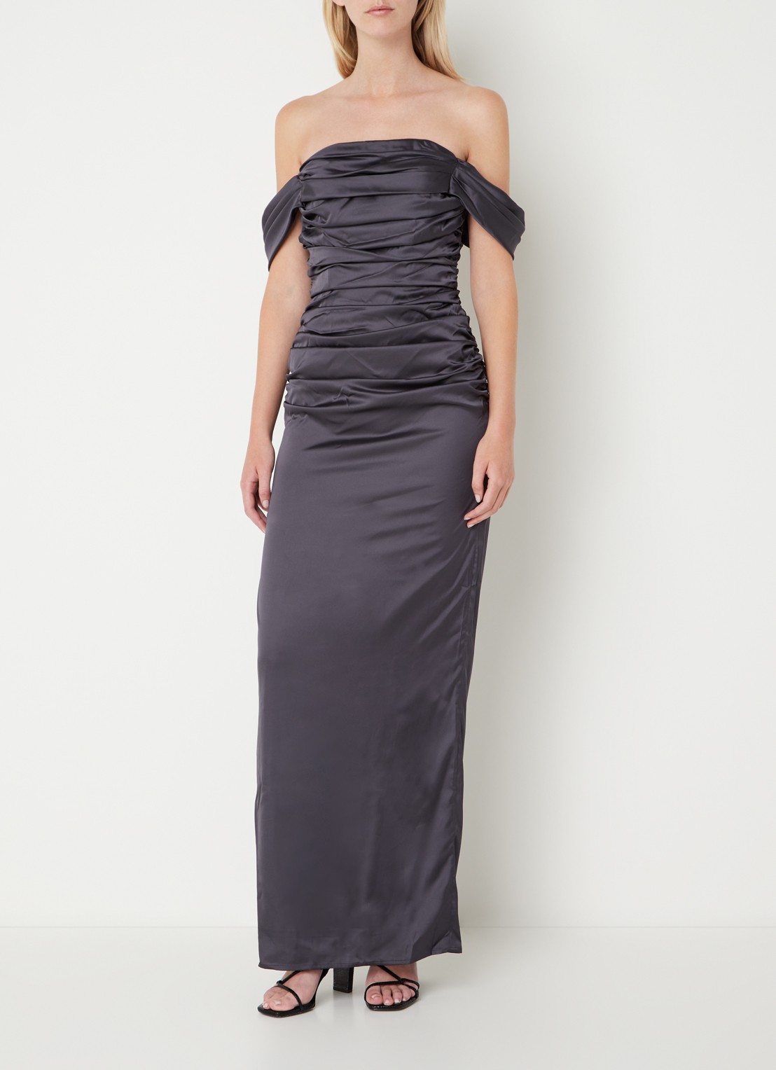 Chi Chi London Maxi jurk van satijn met plooidetail - detail 3 donkerblauw