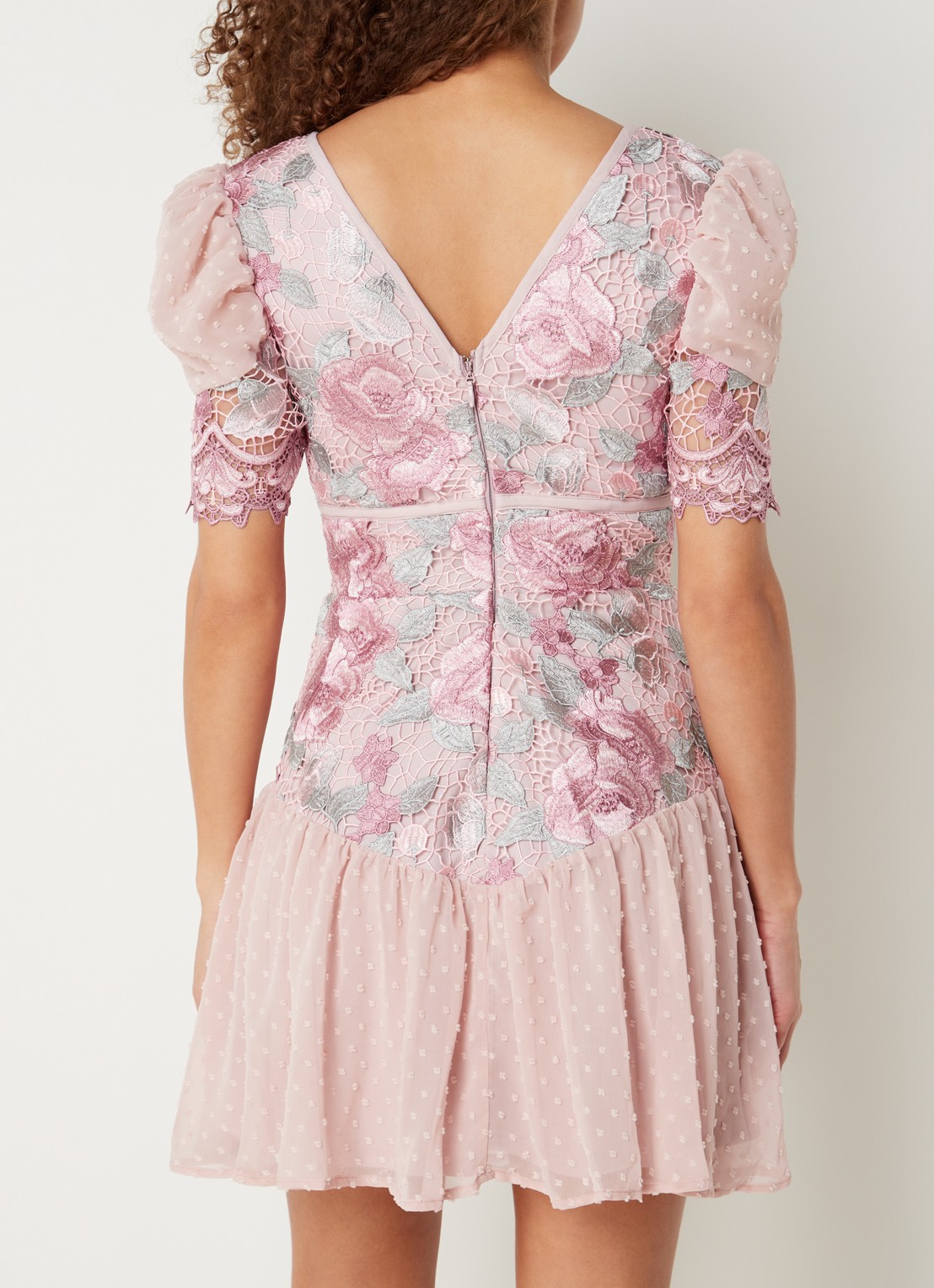 Chi Chi London Mini jurk met broderie en pofmouw - achterkant oudroze