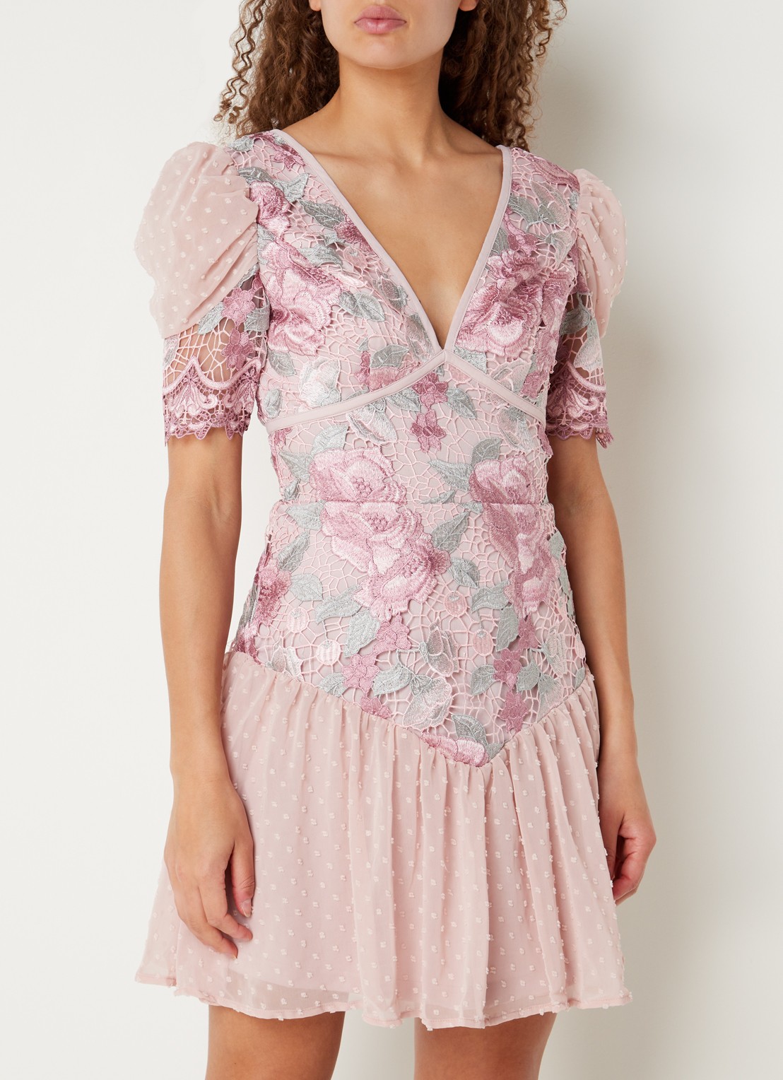 Chi Chi London Mini jurk met broderie en pofmouw - detail 4 oudroze