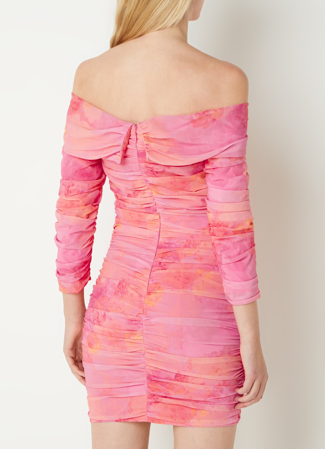 Chi Chi London Mini jurk met tie-dye dessin en plooidetail - achterkant oudroze