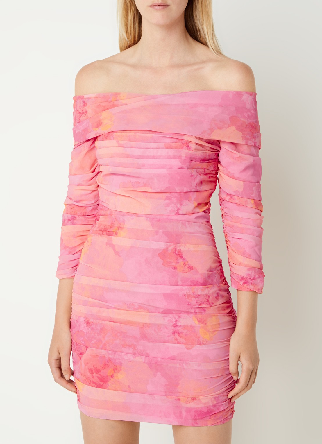 Chi Chi London Mini jurk met tie-dye dessin en plooidetail - detail 2 oudroze