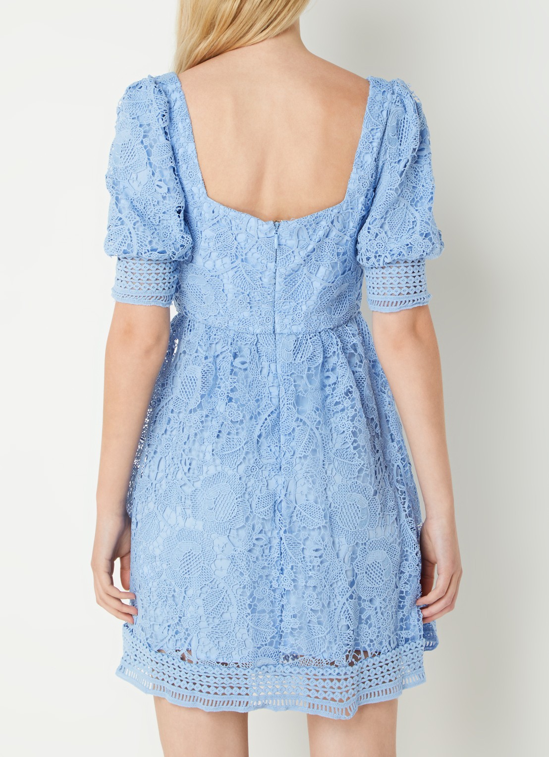 Chi Chi London Mini jurk van kant en rugdecolleté - achterkant lichtblauw