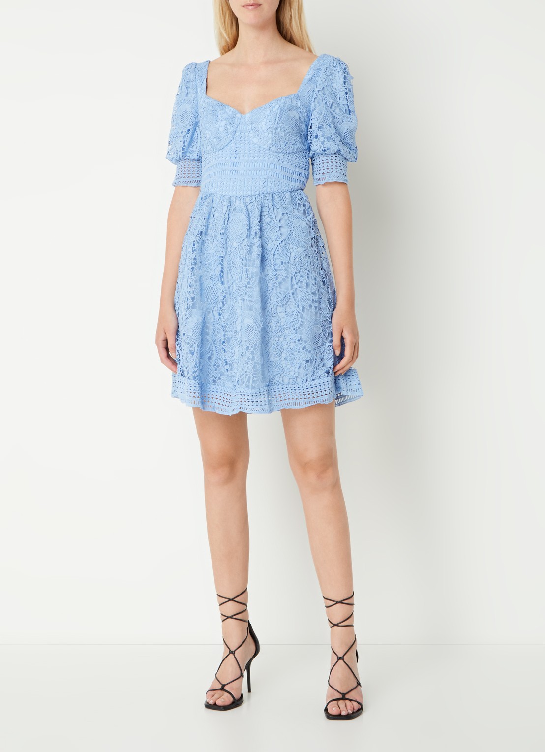 Chi Chi London Mini jurk van kant en rugdecolleté - voorkant 3 lichtblauw