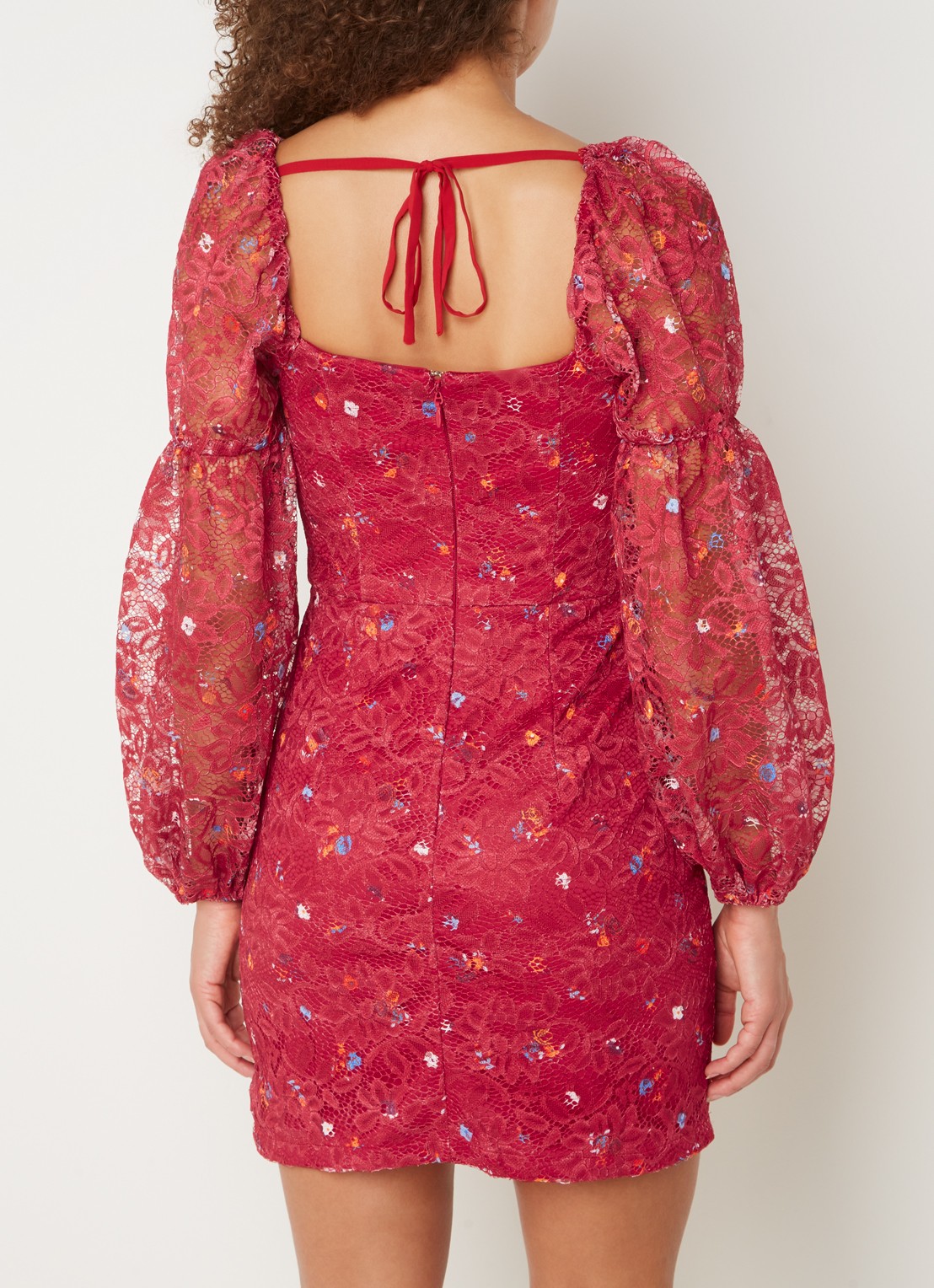 Chi Chi London Mini jurk van kant met ballonmouw en rugdecolleté - achterkant rood