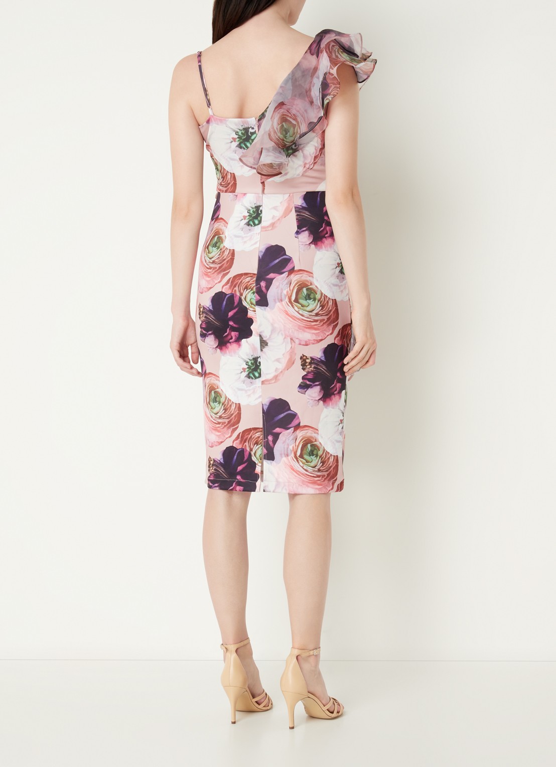 Chi Chi London One shoulder mini jurk met bloemenprint en volant - achterkant lichtroze