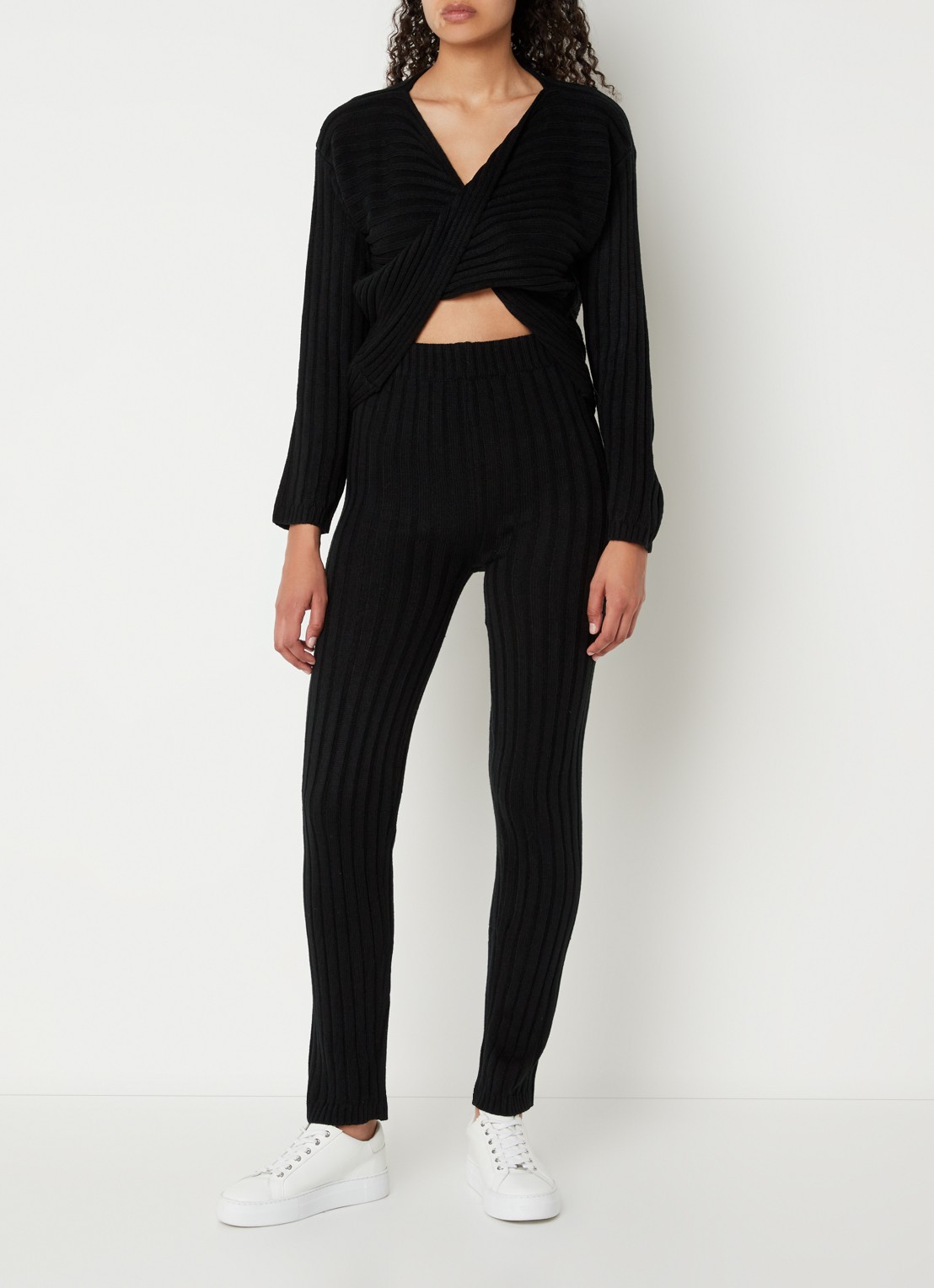 Chi Chi London Ribgebreide loungeset - detail zwart